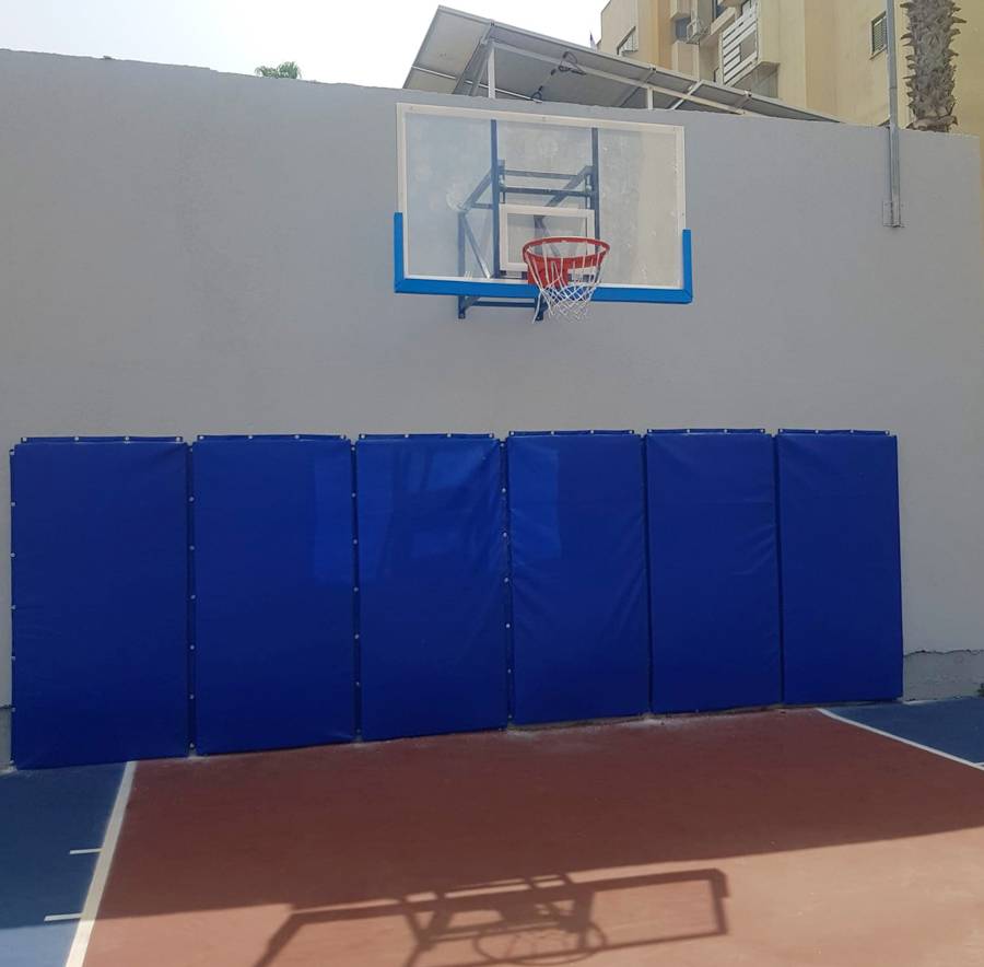התקנת מיגון קירות במגרשי ספורט חיצוניים ובבתים פרטיים